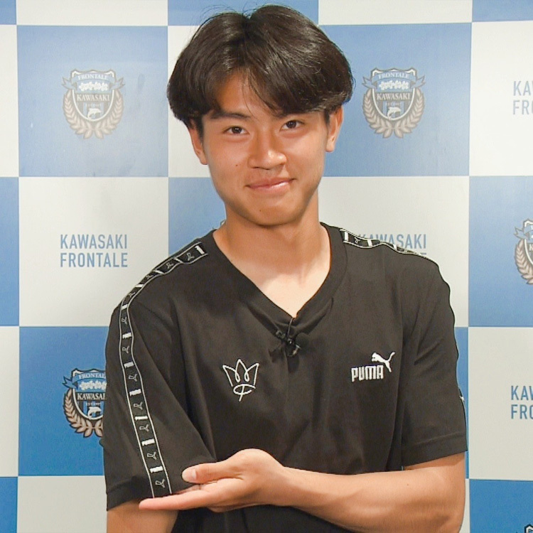 PUMA×FRONTALE ESS TAPE Tシャツ